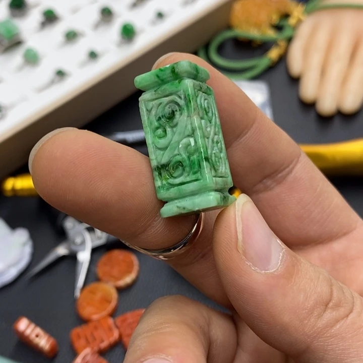 翡翠颈饰未镶嵌吊坠