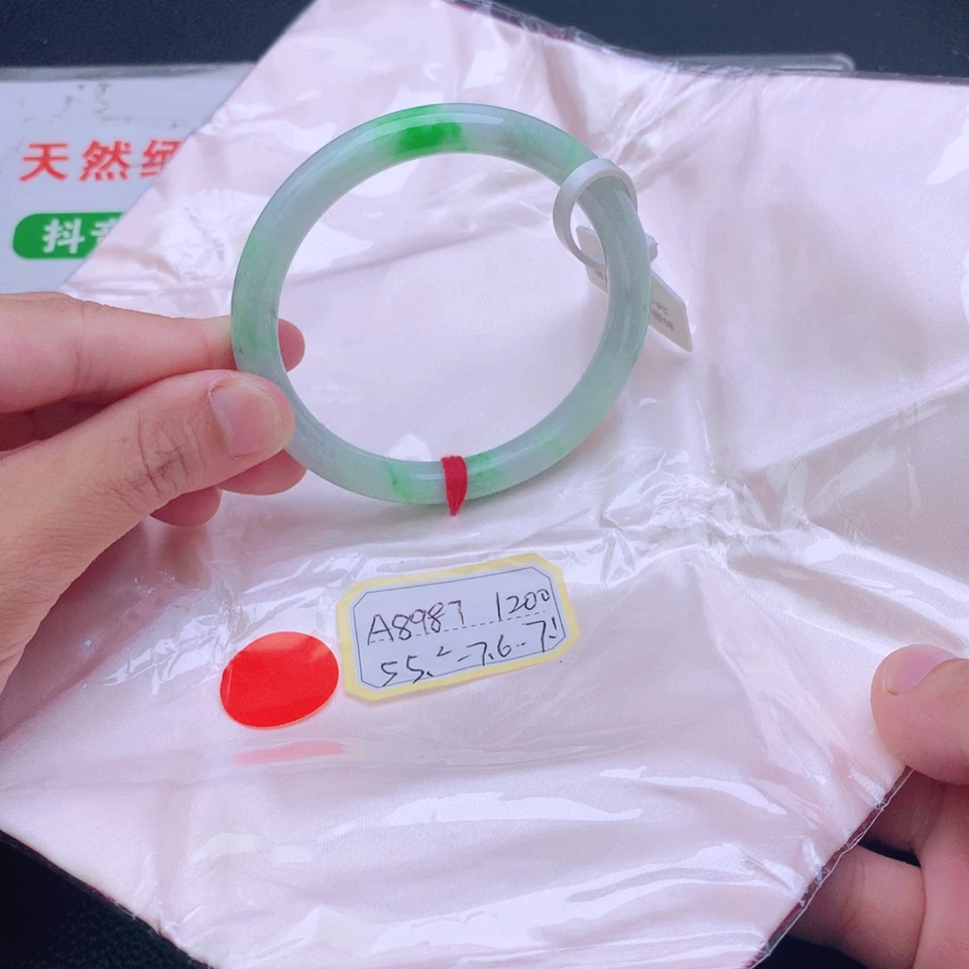 翡翠手镯未镶嵌翡翠