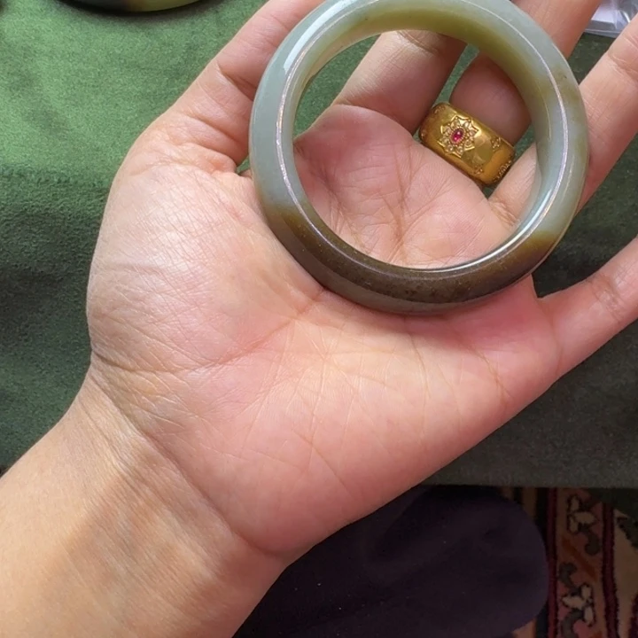 无***求和田玉（糖玉）未镶嵌手镯