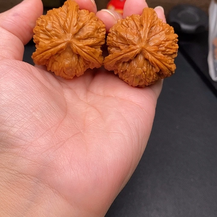 王***琦文玩核桃把件白奔