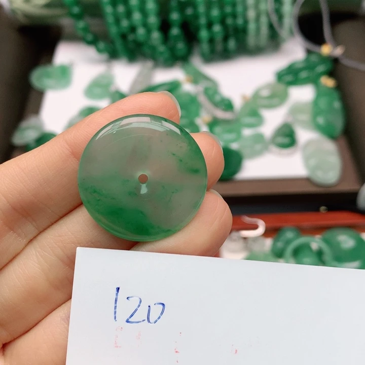 石英质玉颈饰未镶嵌霞**丈