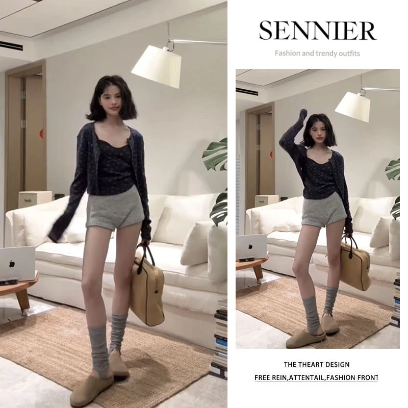 早秋穿搭2025新款百搭碎花长袖针织开衫修身吊带显瘦短裤三件套女