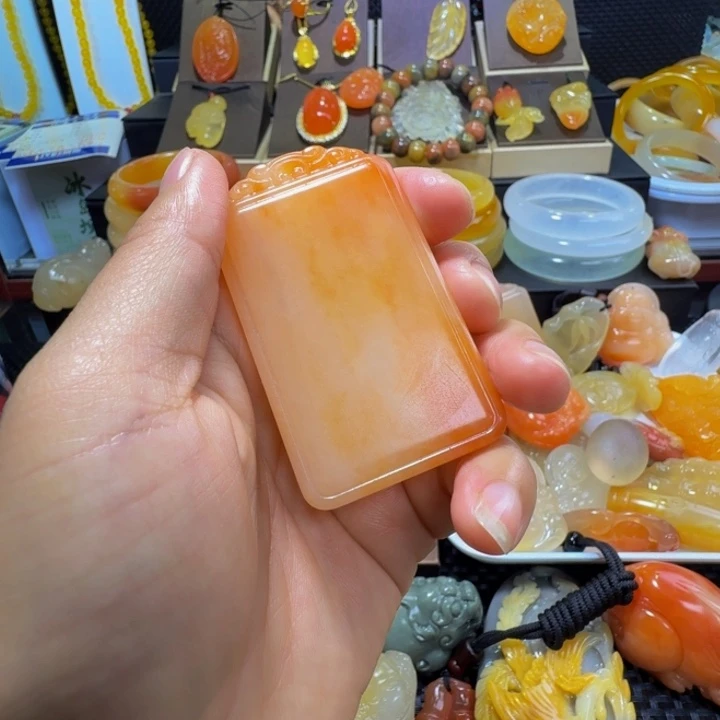 人***玉石英质玉（金丝玉）未镶嵌颈饰