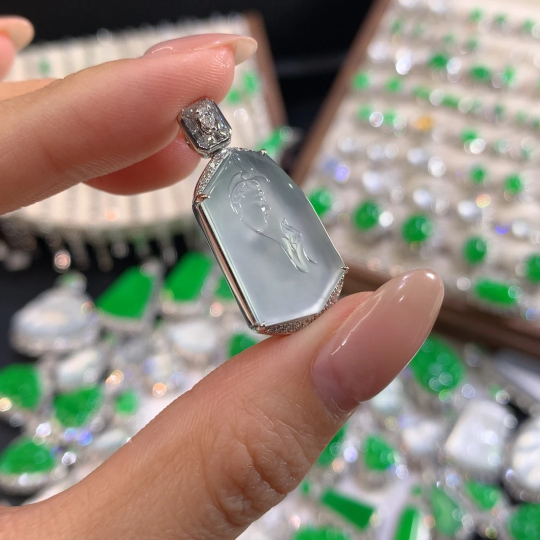 翡翠18K金镶嵌颈饰观音牌