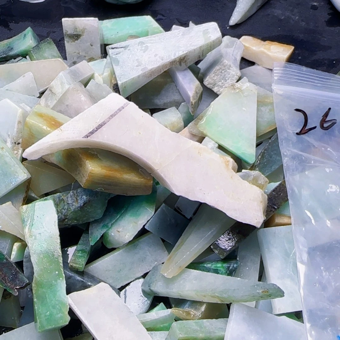 小***K翡翠未镶嵌颈饰26