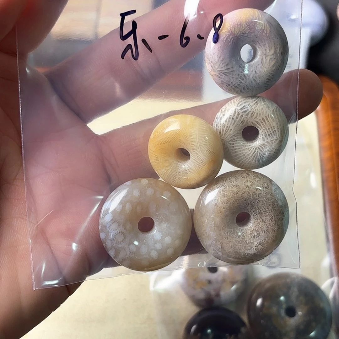 硅化玉颈饰未镶嵌?**。