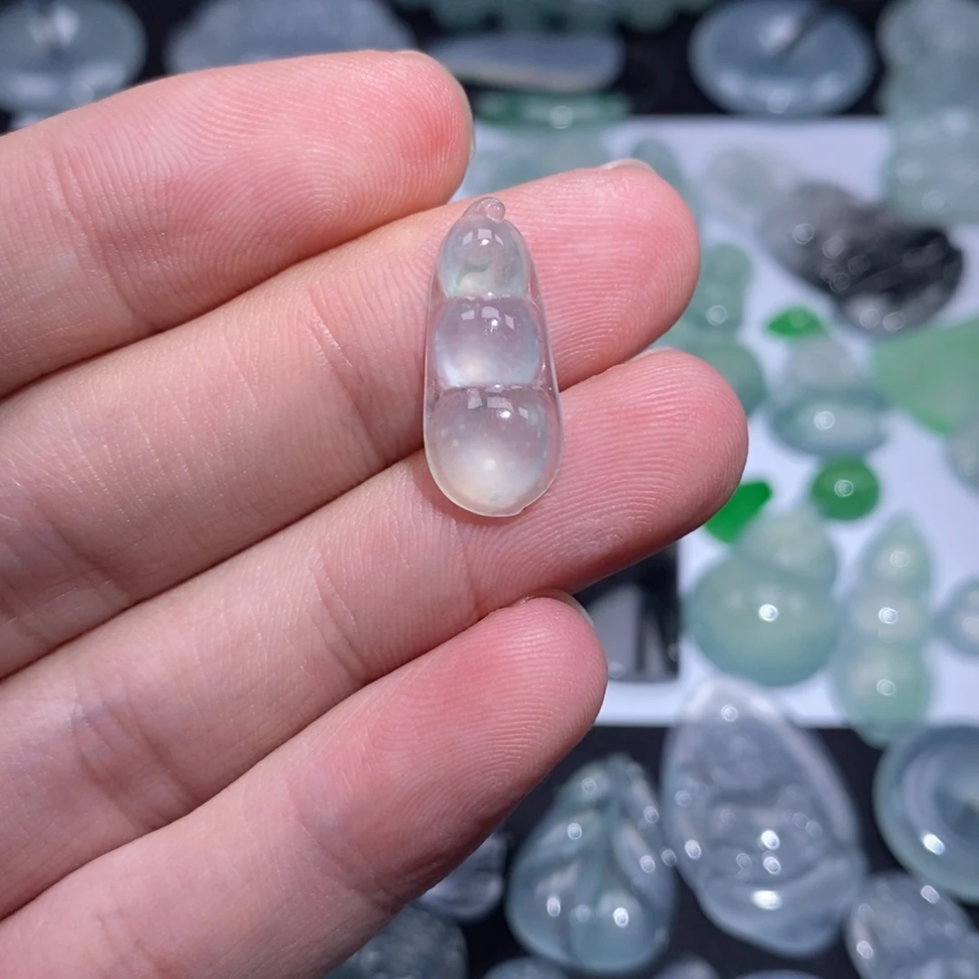 翡翠未镶嵌颈饰豆子