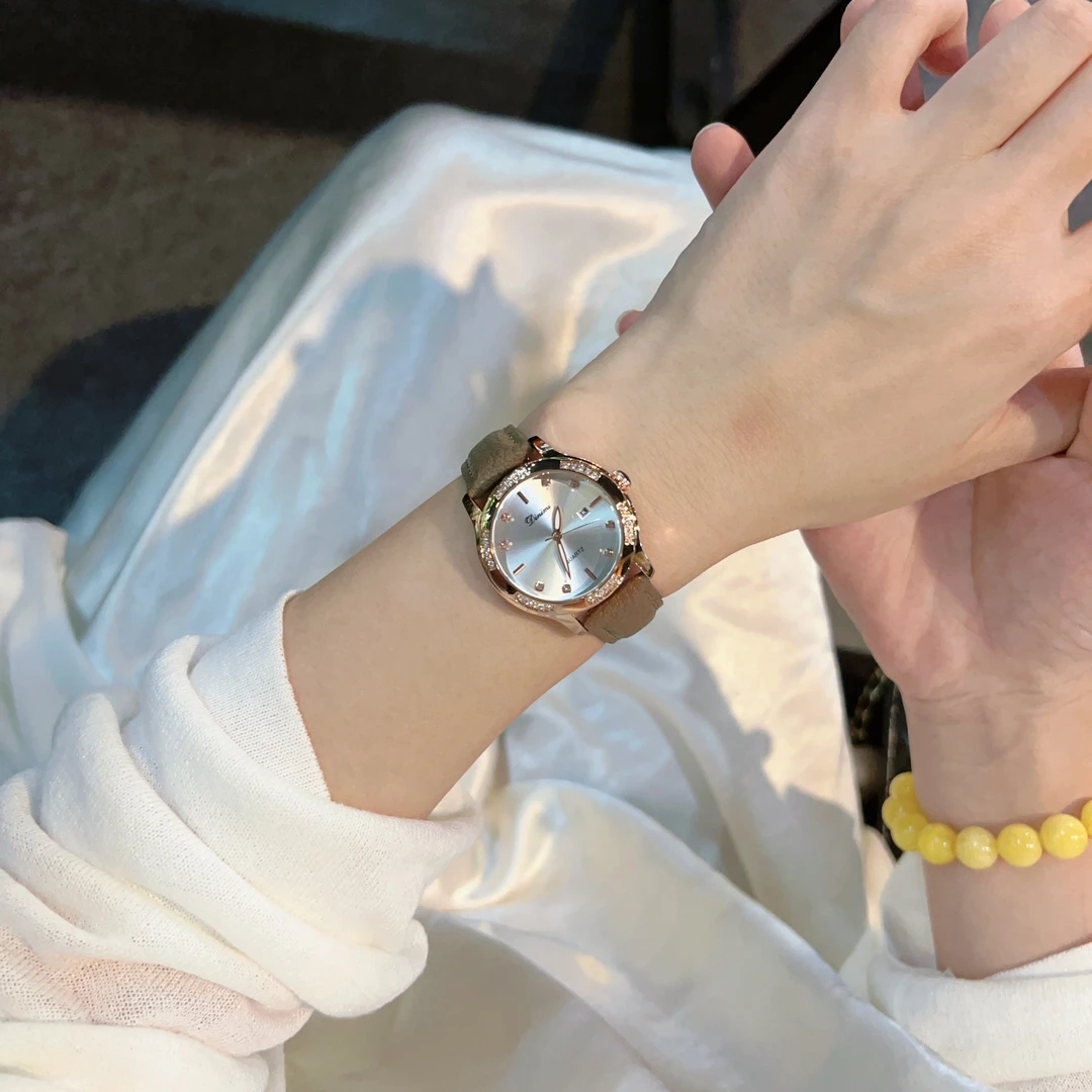 Dinimi2025新款小香风镶钻CD卡扣带轻奢百搭经典女款防水女士腕表