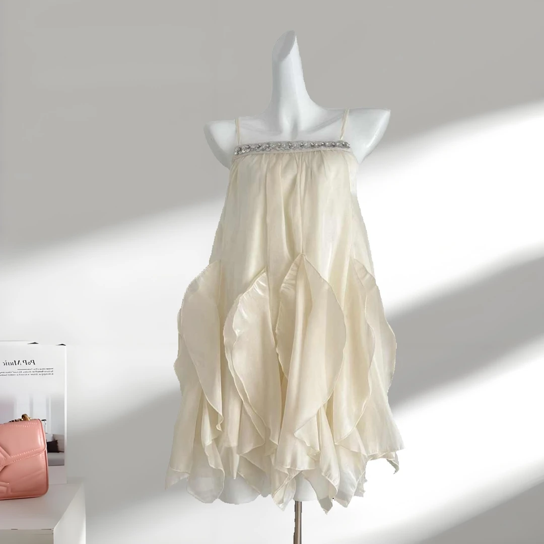 法式纯欲重工镶钻吊带连衣裙女2025夏季不规则荷叶边宽松雪纺短裙