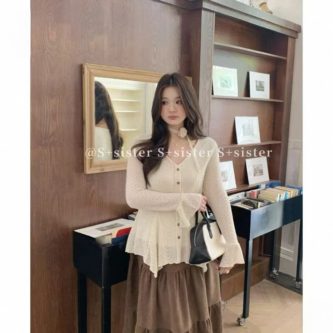 <ZX>大码喇叭袖V领秋季春季显瘦毛衣针织复古镂空针织衫长袖