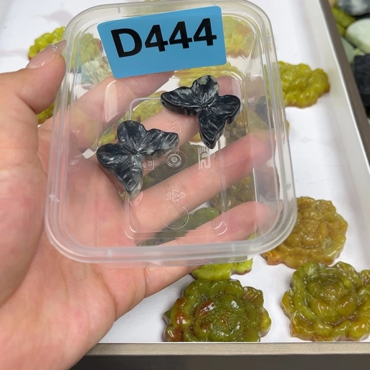 蛇纹石玉足银镀金镶嵌颈饰