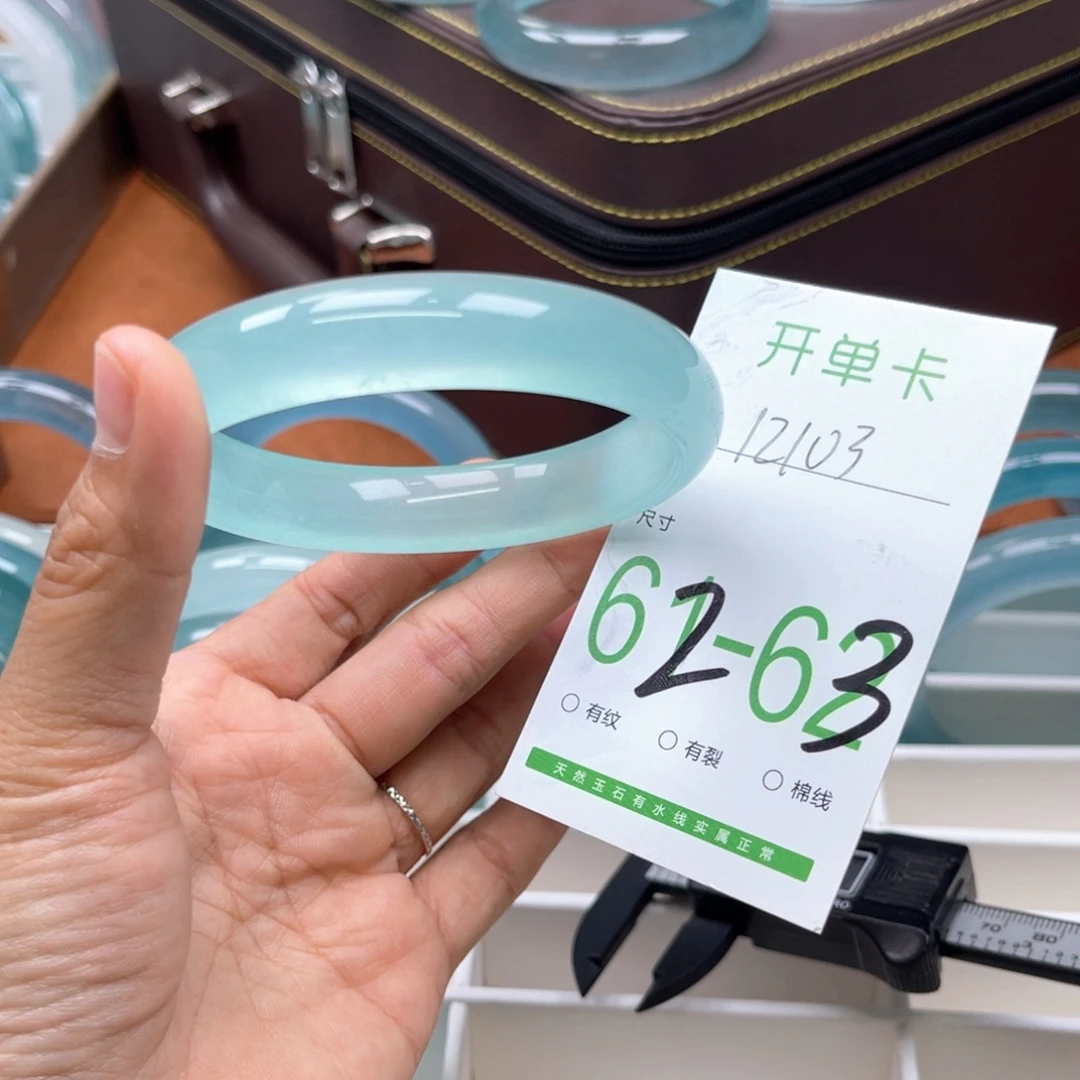 s*** 未镶嵌手镯石英质玉