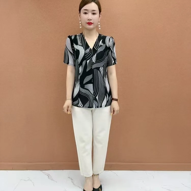 娃娃领薄款宽松型花朵中老年女装洋气时尚女装休闲风