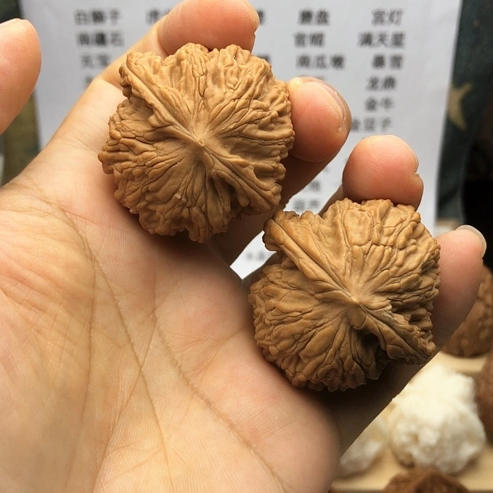 文玩核桃把件球形虎头，边42