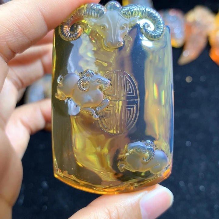 琥珀颈饰未镶嵌蓝珀雕刻件三羊开泰