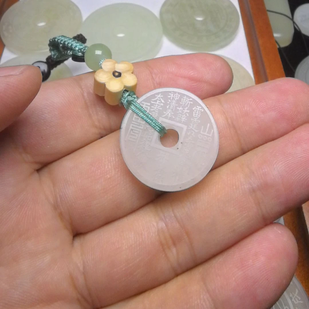 蛇纹石玉合金颈饰谦*