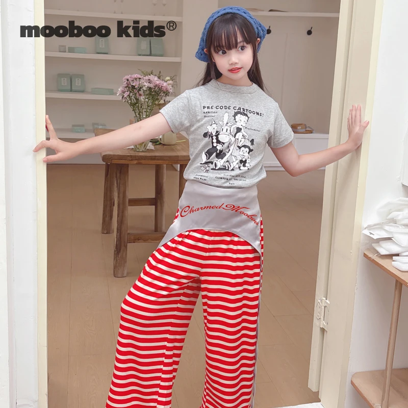墨宝童装_轻薄软糯红条纹裤+灰色字母围裙+灰色趣味涂鸦修身T恤