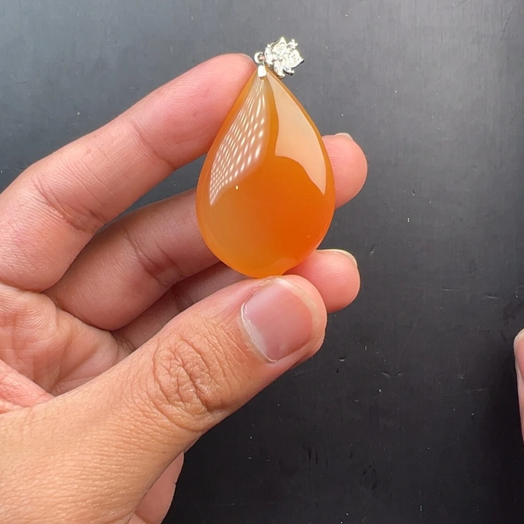 石英质玉（黄龙玉）未镶嵌颈饰