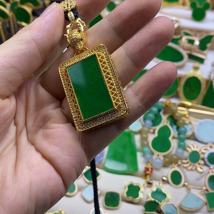 C***m钛钢时尚豹子头吊坠