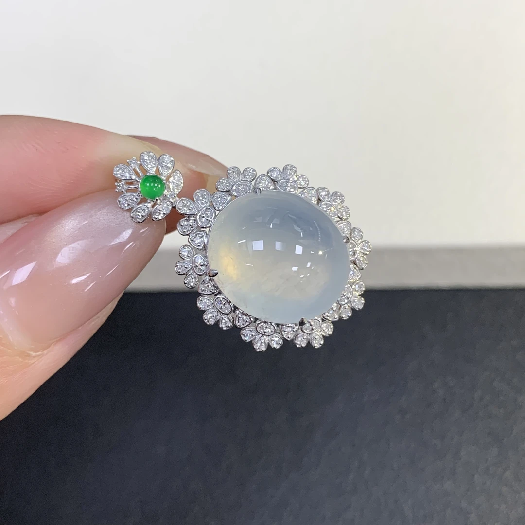 附自然光视频冰种蛋面雪花设计款翡翠玉石缅A18k气质