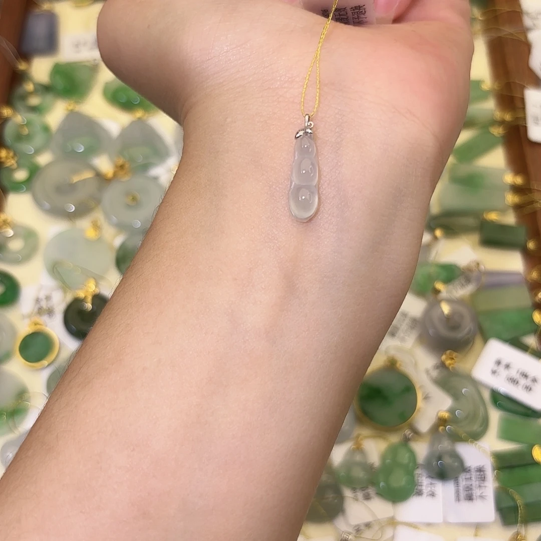 翡翠18K金镶嵌颈饰豆子