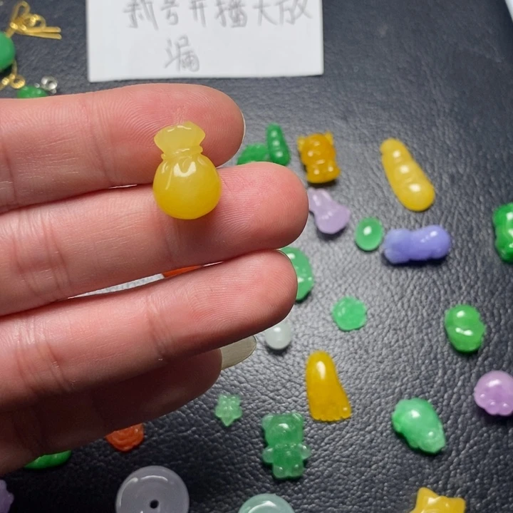 风***۶翡翠未镶嵌颈饰挂件