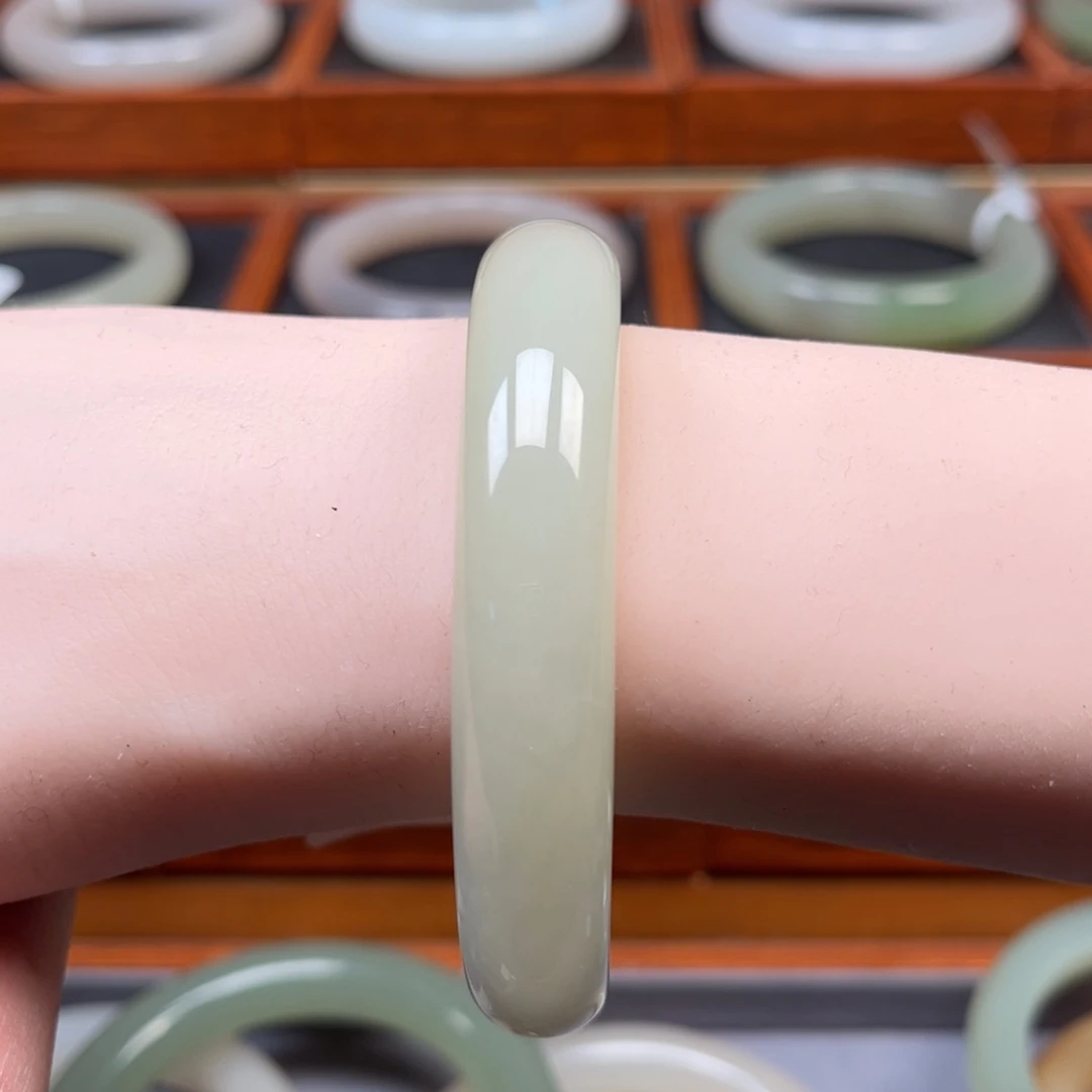 和田玉未镶嵌手镯