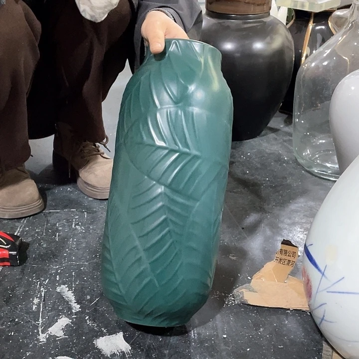 陶瓷花瓶，仿真绿植。