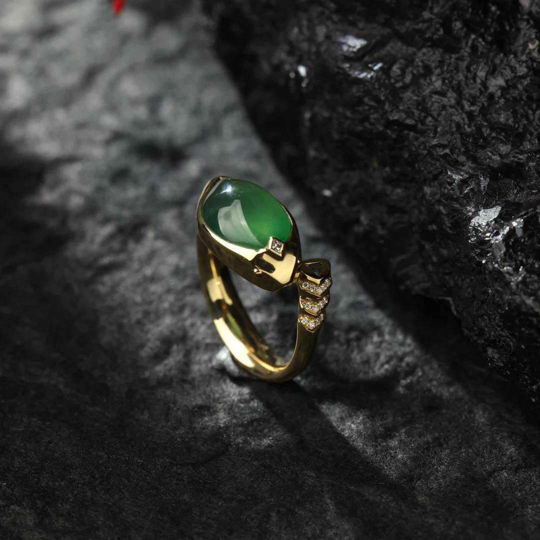 王朝阳翠语《灵蛇》高冰种满色戒指 轻奢极简天然A货翡翠