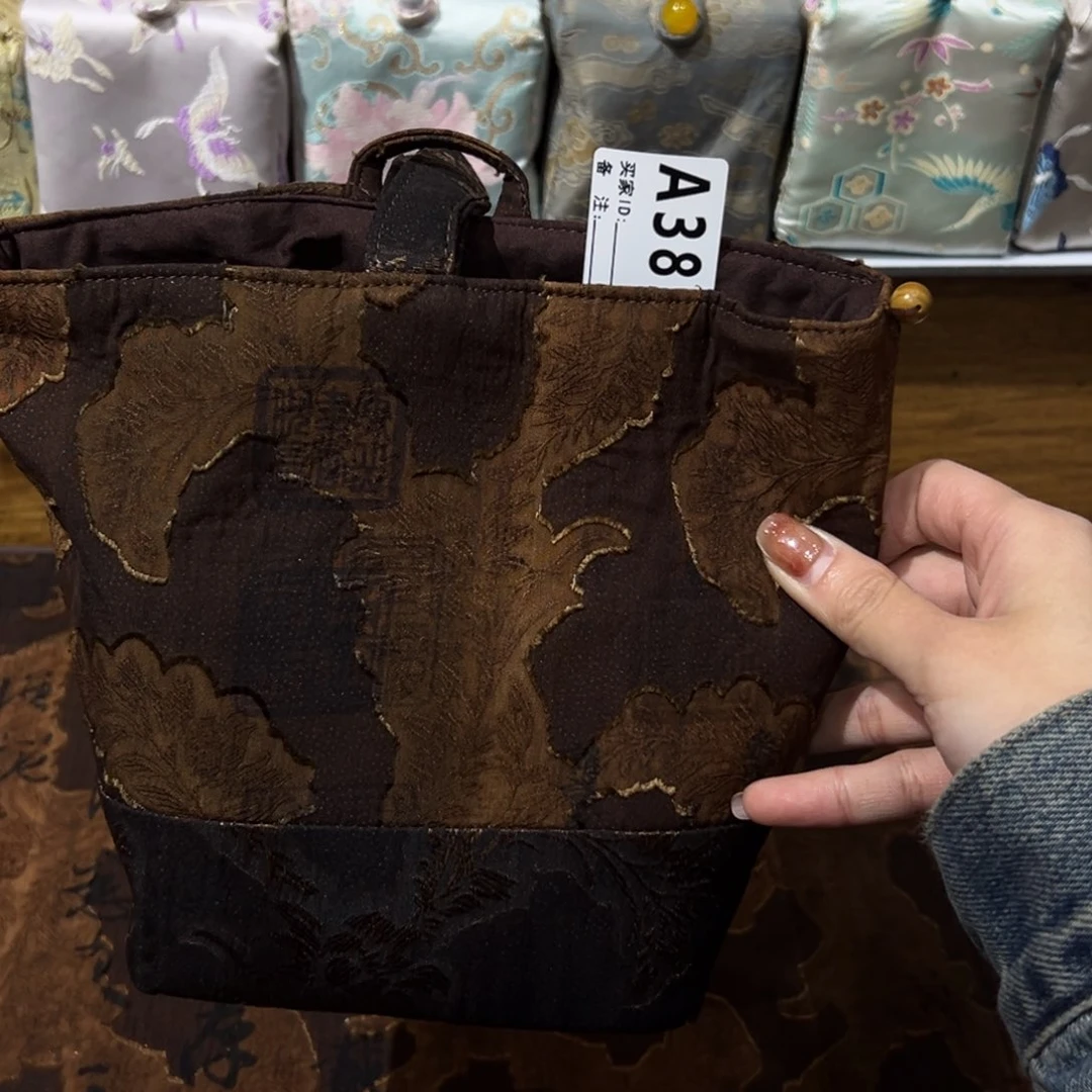 摆件陶瓷。     陶瓷。