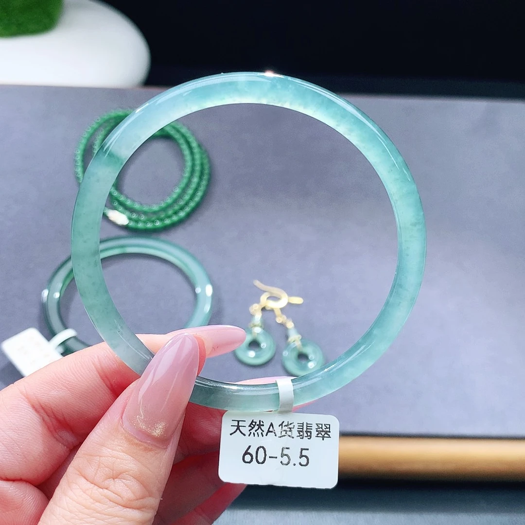 未镶嵌手镯（圆镯）翡翠