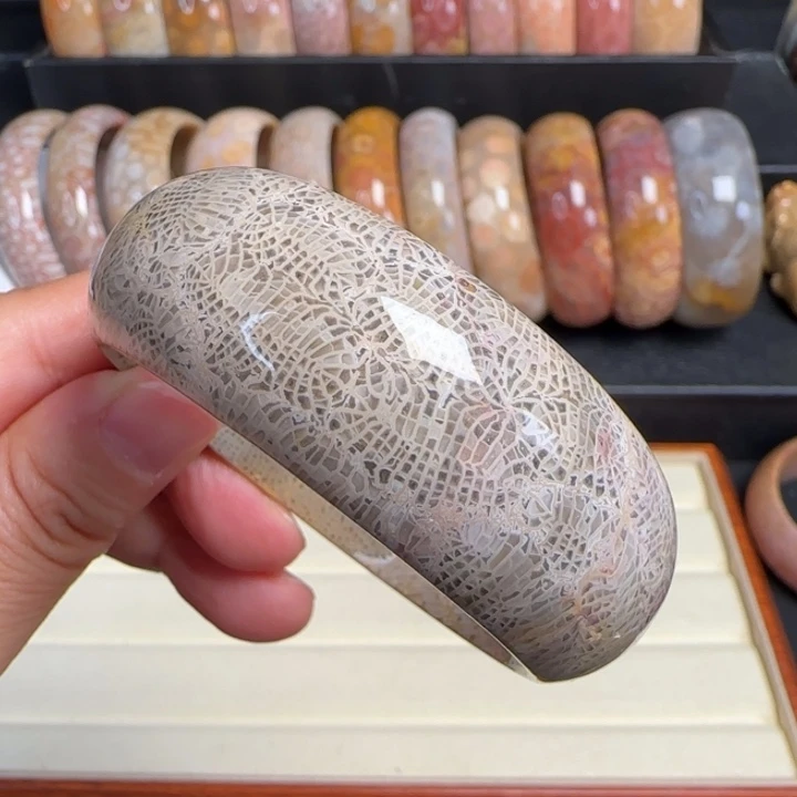 硅化玉53圈爆闪凤尾未镶嵌