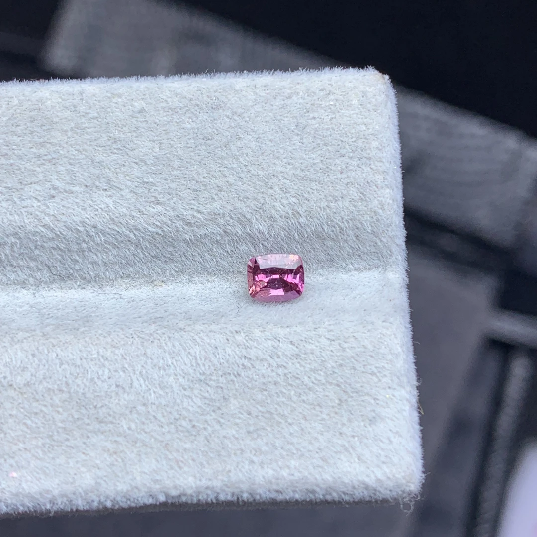 天然彩宝紫色蓝宝石裸石 长方3.5x4.1重0.35ct 可配金托银托