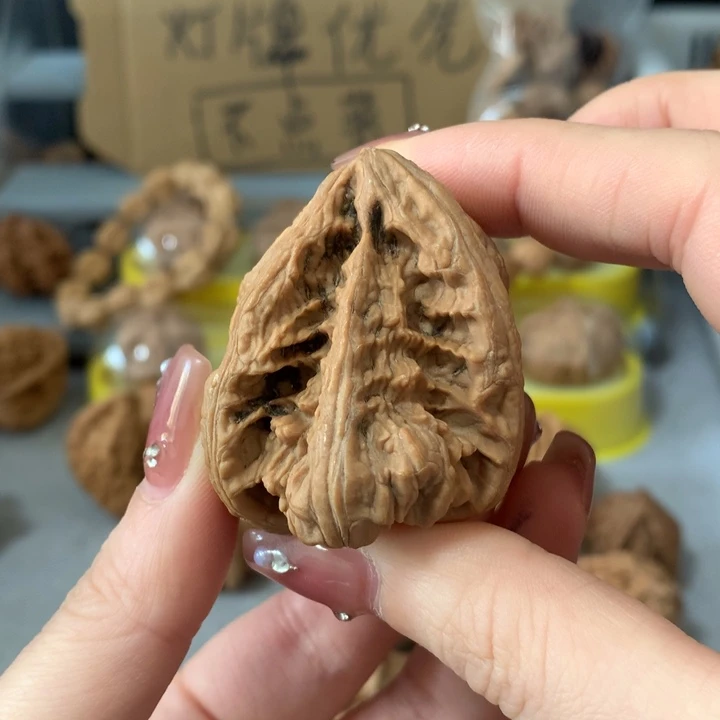 大***秋吊坠文玩核桃异形单只，有瑕疵