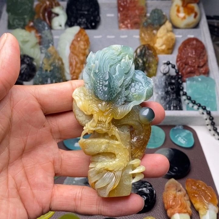 胖***墩未镶嵌蛇纹石玉颈饰