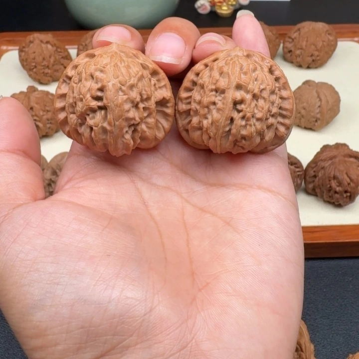文玩核桃把件全品三角白狮子37