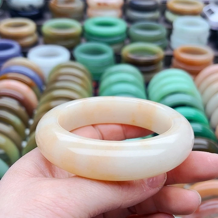 未镶嵌手镯（圆镯）石英质玉