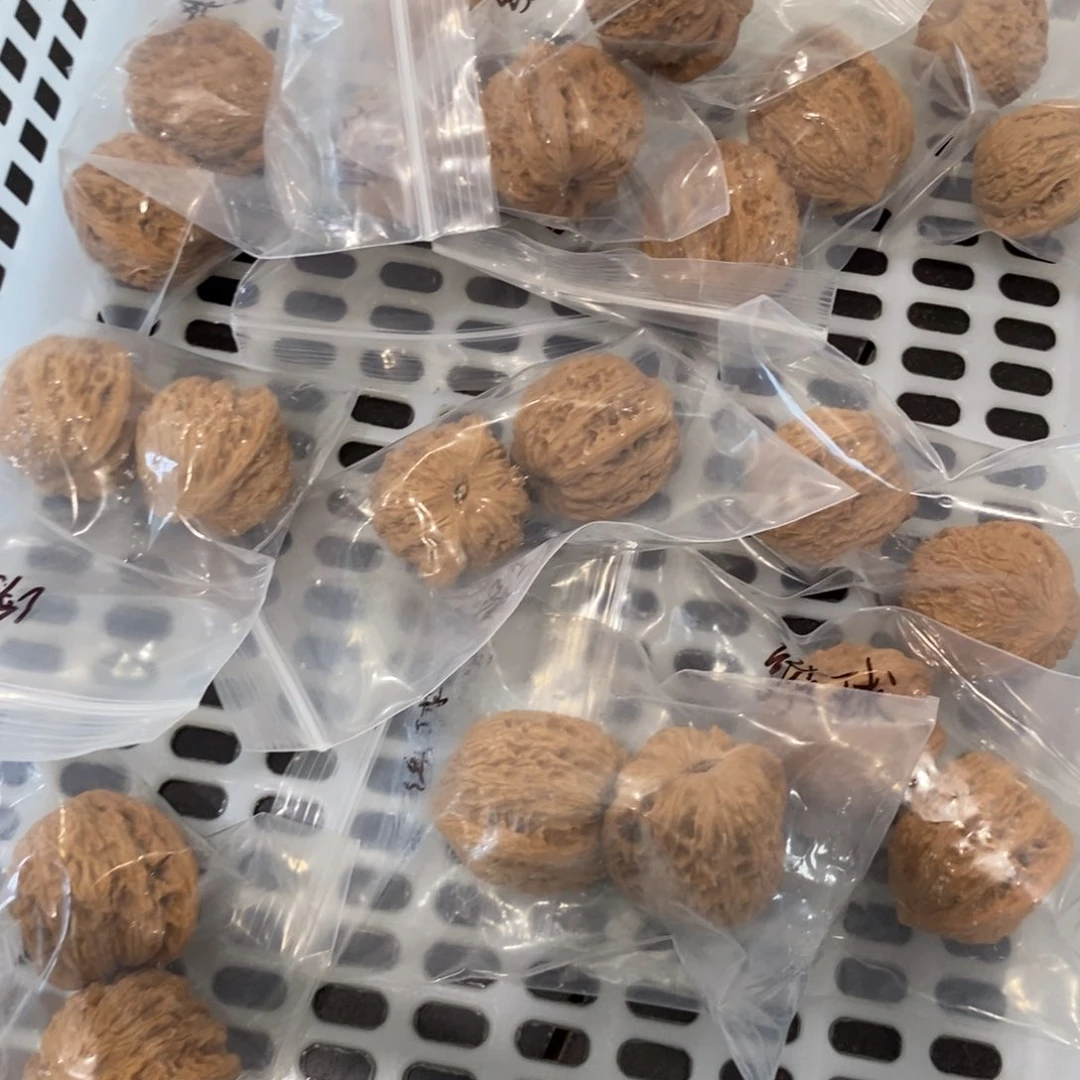 文玩核桃吊坠绣球