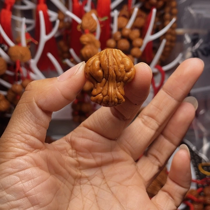 珊***9木质类龙纹桃枭挂件