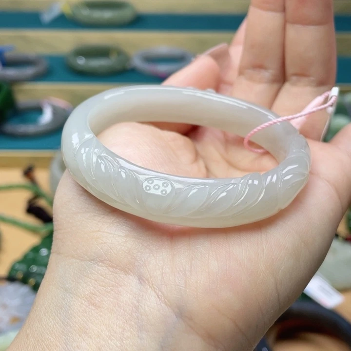 和田玉手镯56圈口。编号79贵妃镯未镶嵌