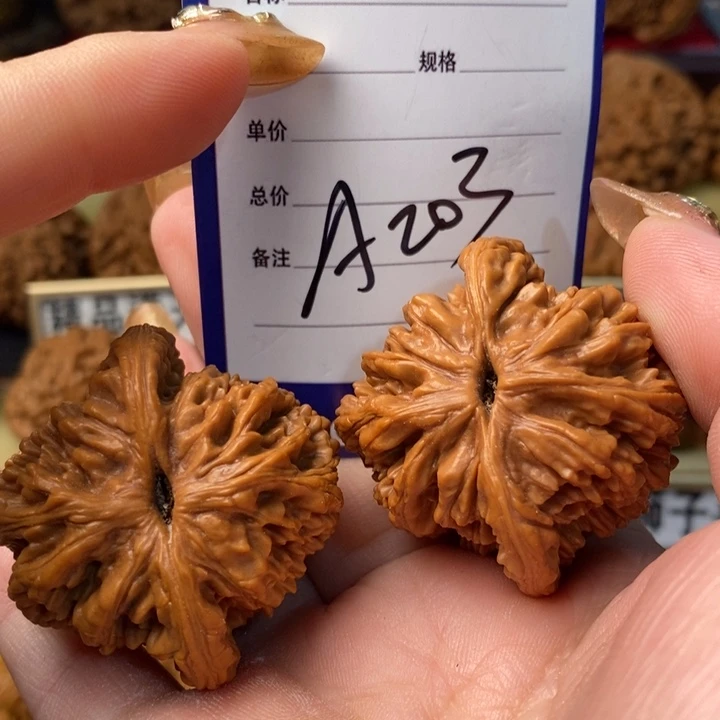 王***、桃核把件全品粗筋虎