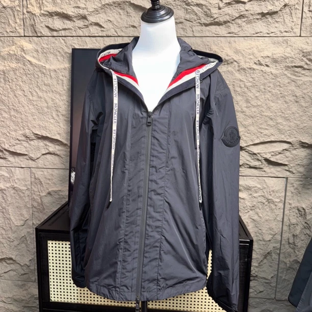 99新 MONCLER 胸围62衣长68 3码 蒙口大黑标 彩条Logo拼接 M099