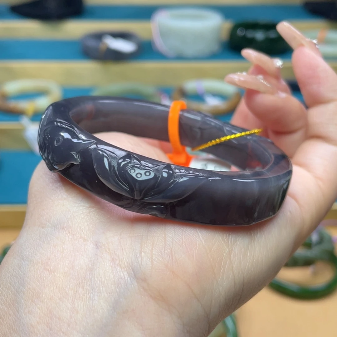 和田玉手镯59口。编号40贵妃镯未镶嵌