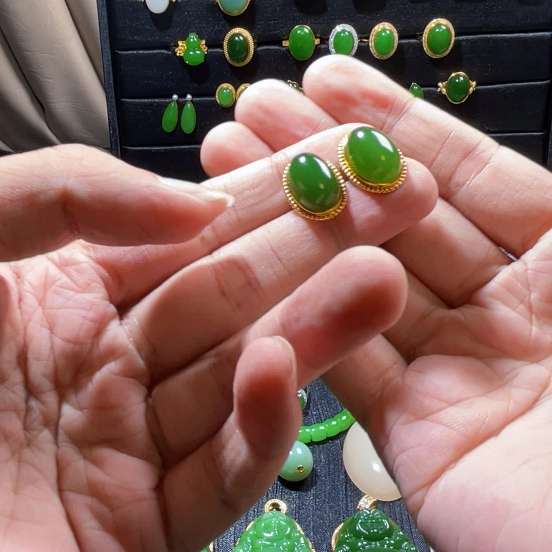 和田玉18K金镶嵌颈饰辣菠菜绿耳钉
