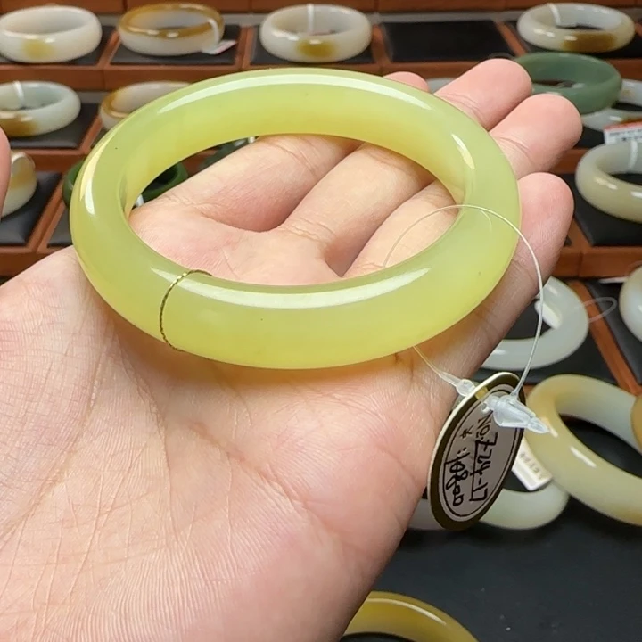 未镶嵌手镯和田玉鸡油黄52高色