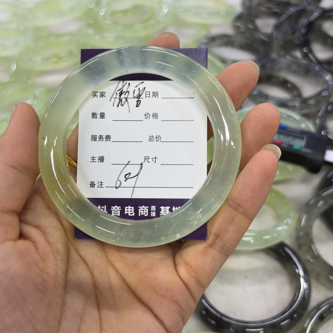 傲***雪蛇纹石玉未镶嵌天然岫玉手镯