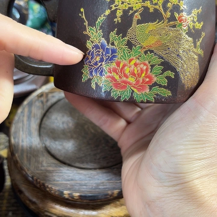 茶壶紫泥原矿泥料手工制作的一把紫砂壶。