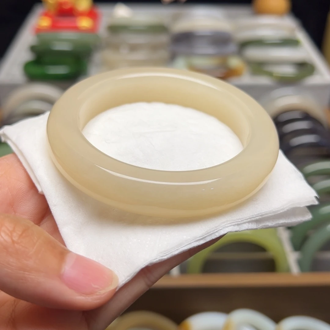 和田玉手镯未镶嵌