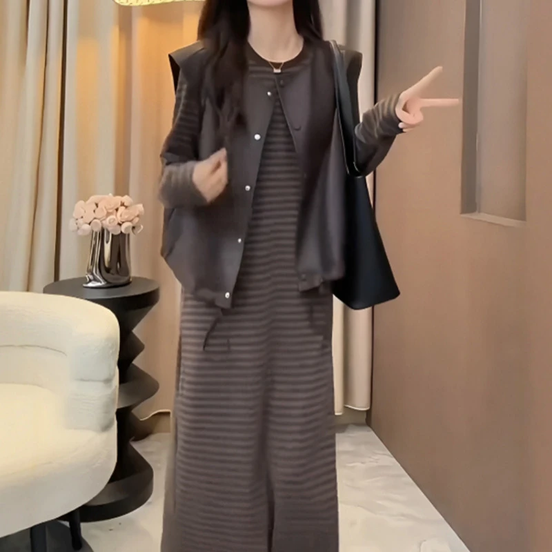 咖色复古PU皮马甲条纹连衣裙套装2025春秋慵懒风气质卫衣裙两件套