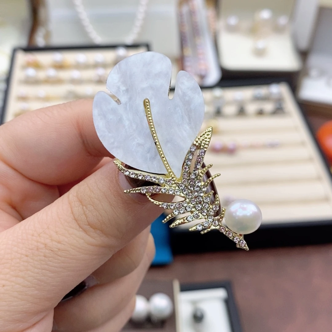 合金淡水珍珠胸饰